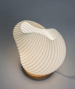 Alternative view of AWGIFTS New Wave Lampe – USB-C – 3 Innstillinger – Shell Twisted